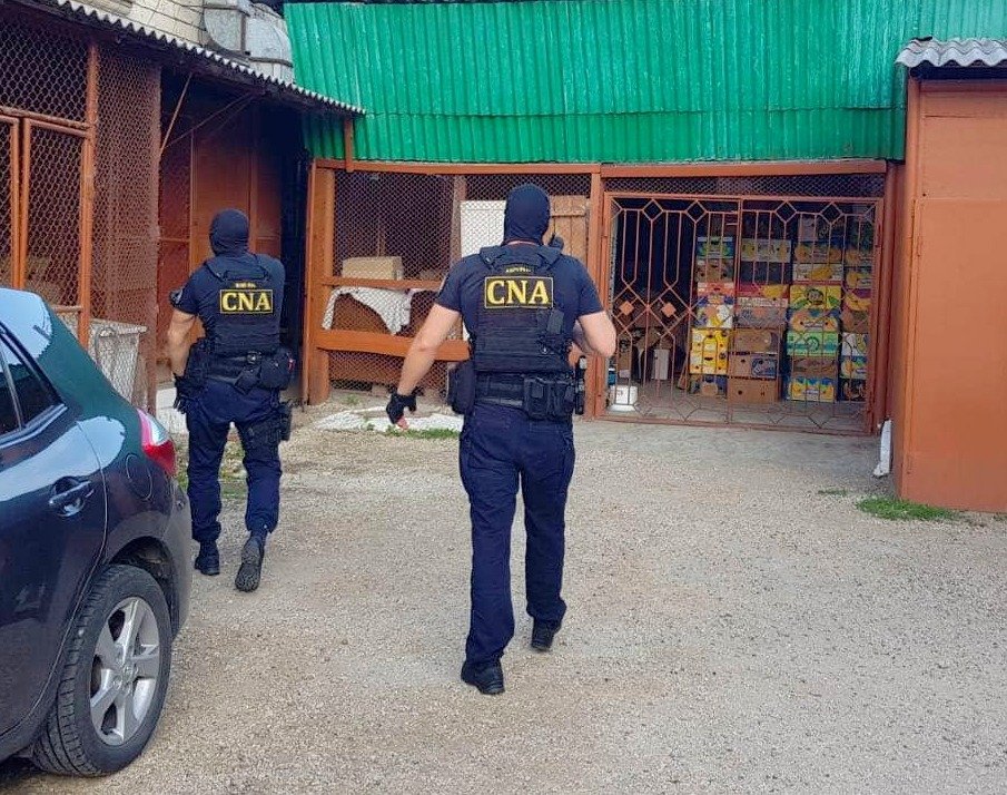 Șeful unei întreprinderi municipale de alimentație publică și trei agenți economici, reținuți de PA și CNA pentru acte de corupție