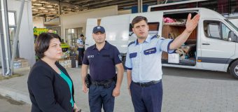 (FOTO) Premierul, la vorbă cu șeful turei Poliției de Frontieră și Controlului Vamal, în timp ce se întorcea acasă de la București