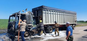 Un autocamion cu 24 tone de porumb a luat foc