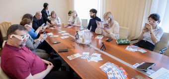 Deputații au participat la un exercițiu de simulare a vederii slabe