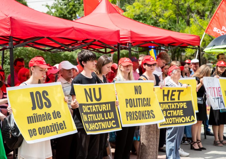 Socialiștii au protestat la Judecătoria Chișină, sediul Ciocana