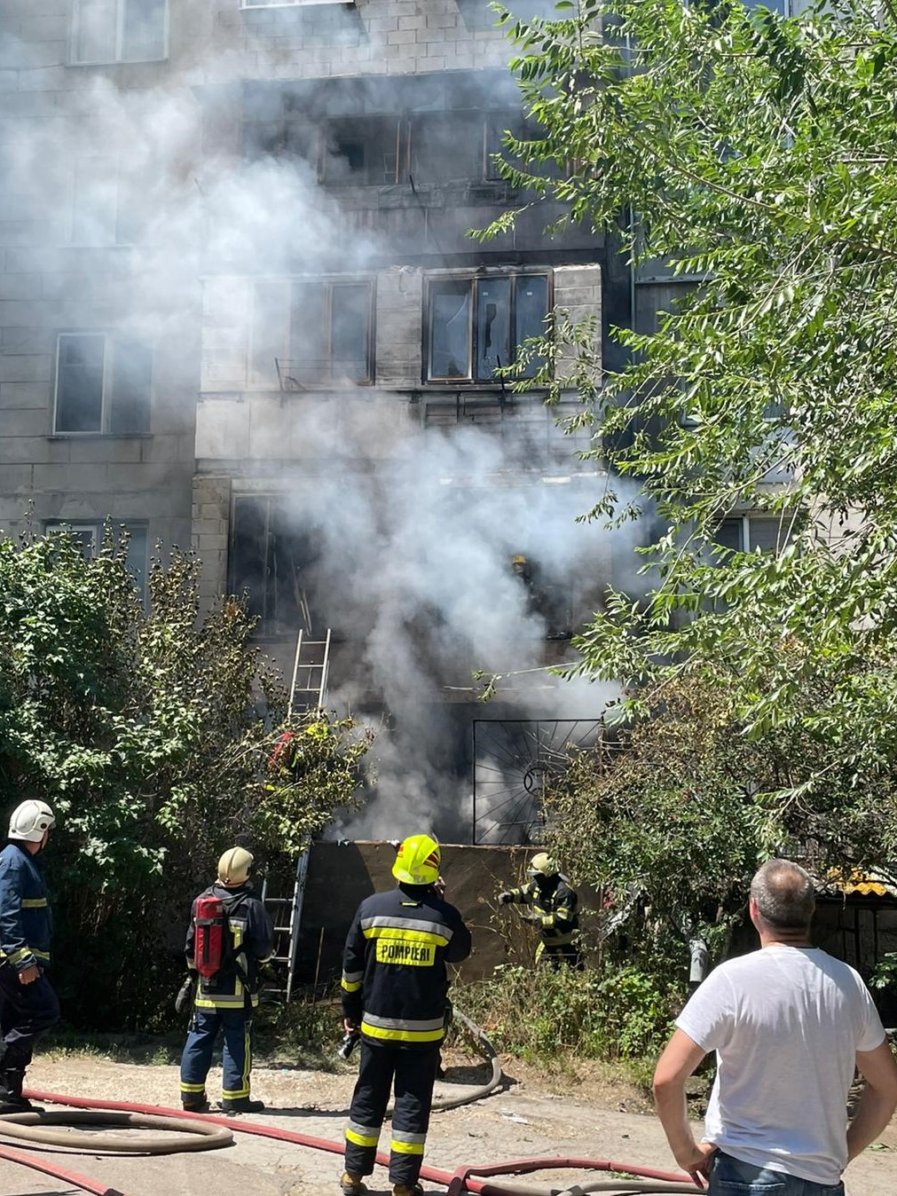 Un apartament din Capitală a luat foc