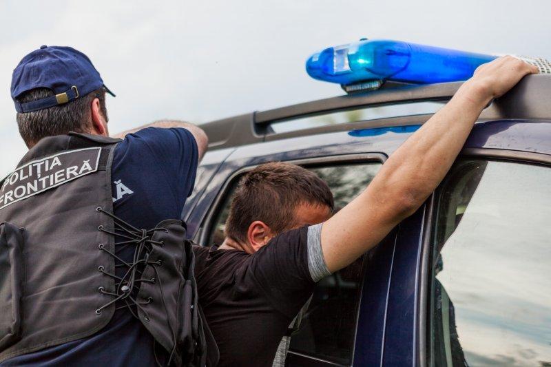 Trei persoane – reținute de polițiștii de frontieră pentru organizarea migrației ilegale