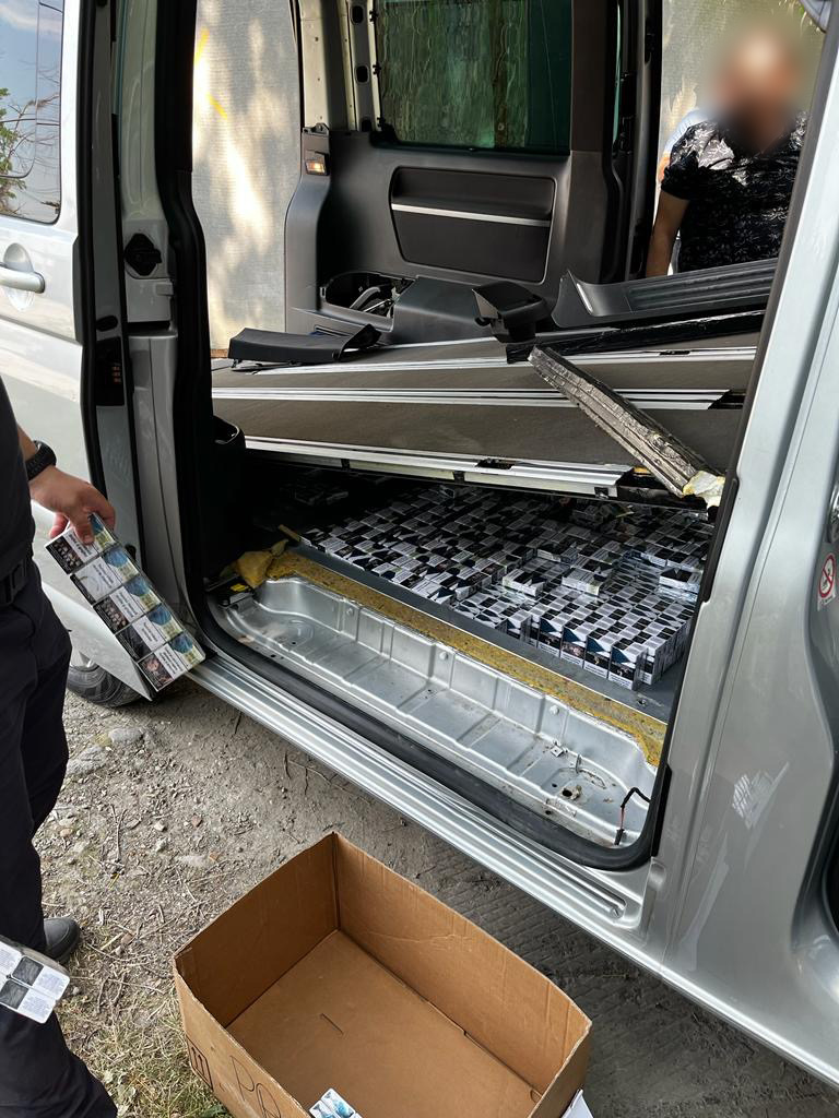 (FOTO) Au ascuns țigări în locuri special adaptate și au sperat că vor ieși cu ele din țară
