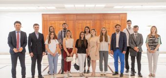 18 tineri – stagiari la Președinție