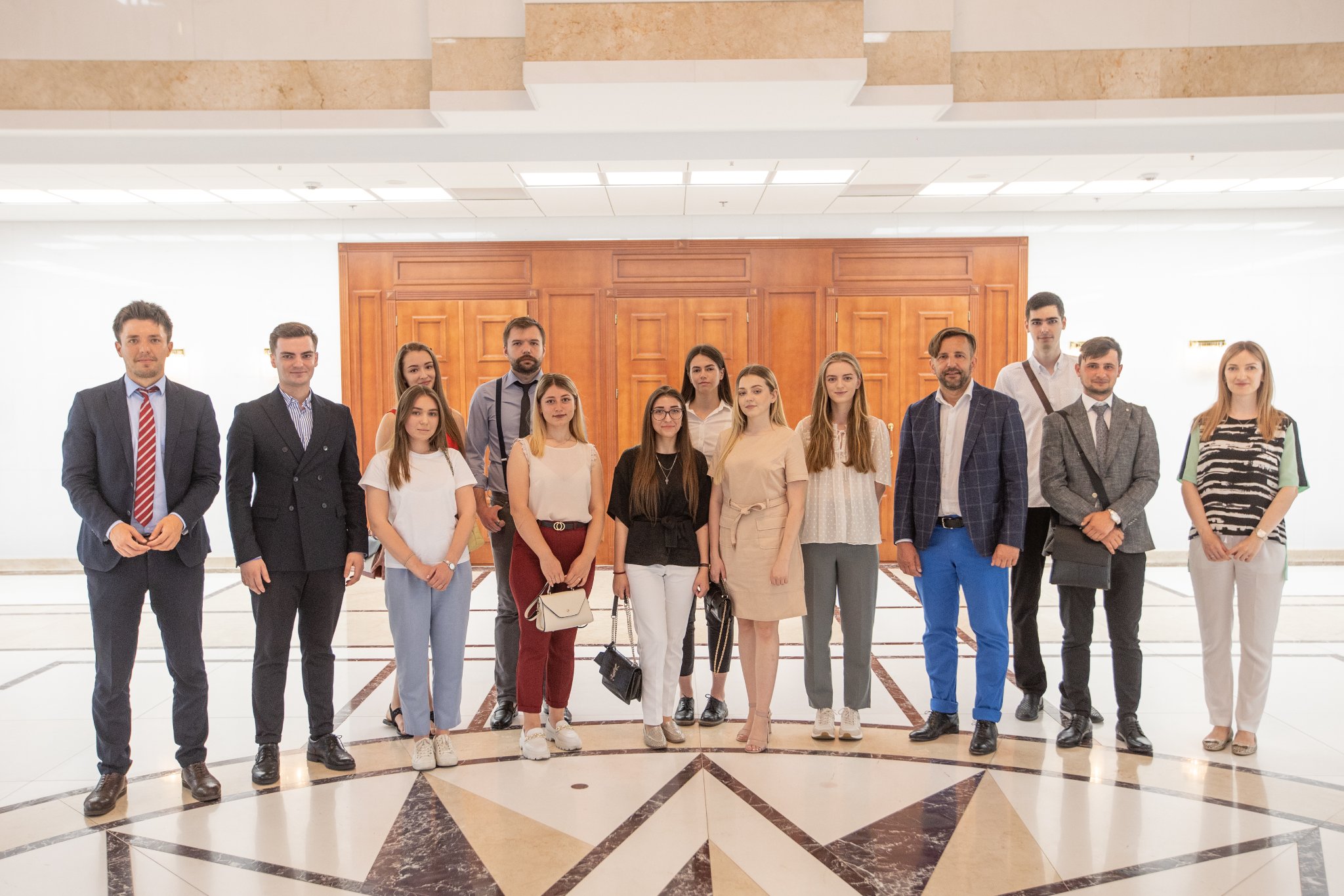 18 tineri – stagiari la Președinție