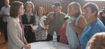 (FOTO) Maia Sandu în vizită în 3 localități din raionul său de baștină: „Am discutat cu oamenii despre grijile lor zilnice”