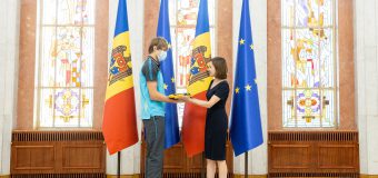 Maia Sandu a înmânat Drapelul de Stat al R. Moldova unei echipe de sportivi, care va merge la Festivalul Olimpic al Tineretului European
