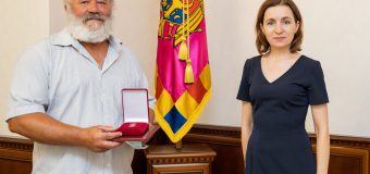 Maia Sandu i-a înmânat titlul onorific „Maestru în Artă” artistului plastic Dumitru Verdianu