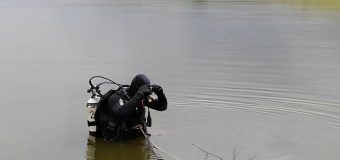 Scafandrierii efectuează scufundări subacvatice pentru recuperarea corpului neînsuflețit a unei minore