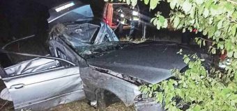 (FOTO) Grav accident la Fălești. Șoferul a decedat, alți 3 pasageri transportați la spital