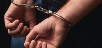 Un bărbat a furat mai multe bunuri dintr-un apartament din Durlești