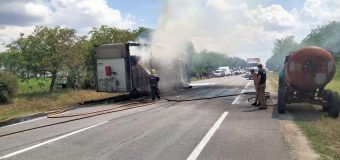 Un autocamion cu 21,5 tone de tutun uscat a luat foc pe drum