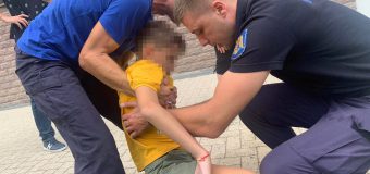 Un copil a rămas blocat în gratiile de la o gură de scurgere