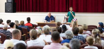 (FOTO) Maia Sandu – la discuții cu locuitorii satului Feștelița din raionul Ștefan Vodă