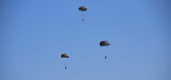 Salturi de instrucție executate de militarii Batalionului „Fulger” al Armatei Naționale
