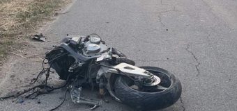 Un motociclist s-a tamponat violent într-un copac