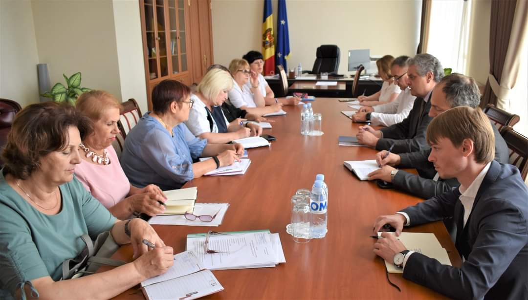 Sedință la Biroul pentru Reintegrare: Pregătirile de noul an de studii au fost discutate cu directorii celor 8 instituții de învățământ cu predare în limba română