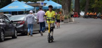 În zonele aglomerate trotinetele electrice nu vor putea depăși 10-15 km/h