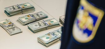Bani în sumă de 26 050 dolari au fost depistați de vameși la un pasager pe Aeroportul Internațional Chișinău