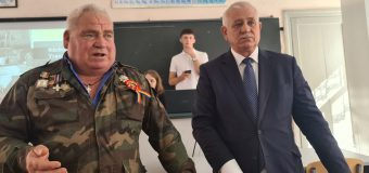 (FOTO) Un fost deputat le-a vorbit elevilor unui liceu din Capitală despre războiul de pe Nistru