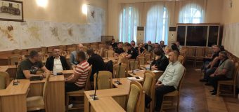 Ședință la Primărie. Pretorii vor identifica locațiile unde ar putea staționa autobuzele și microbuzele care transportă de peste hotare pasageri și pachete