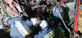 Un șofer – rămas blocat în fiarele autocamionului, după ce a derapat de pe traseu