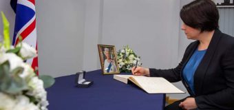 Premierul a semnat în cartea de condoleanțe deschisă la Ambasada Marii Britanii