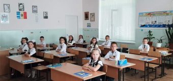 1677 de elevi își fac studiile în școlile cu predare în limba română