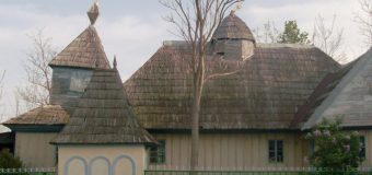 (FOTO) Conacul Russo întră în proces de restaurare, iar biserica de lemn în conservare. Câte milioane sunt locate de către primăria Macareuca în acest sens