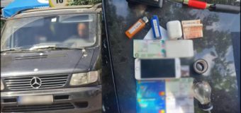 Un bărbat – prins de polițiști în timp ce încerca să plaseze droguri în ascunzișuri