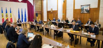 Angajații din sectorul public cu salarii mai mici de 15 mii lei vor primi un ajutor unic de 3 mii lei
