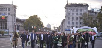 (VIDEO) Flori la Monumentul lui Ștefan cel Mare. Ceban: Este o zi simbolică