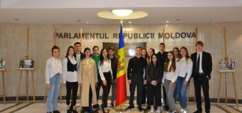 (GALERIE FOTO) Oaspeți „importanți” la Parlament