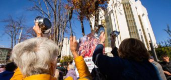 Un nou flashmob la Președinție – cu linguri și cratițe. „Poporul îndură foame”