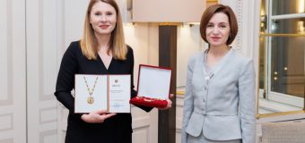 Maia Sandu i-a înmânat scriitoarei Tatiana Țîbuleac „Ordinul Republicii”