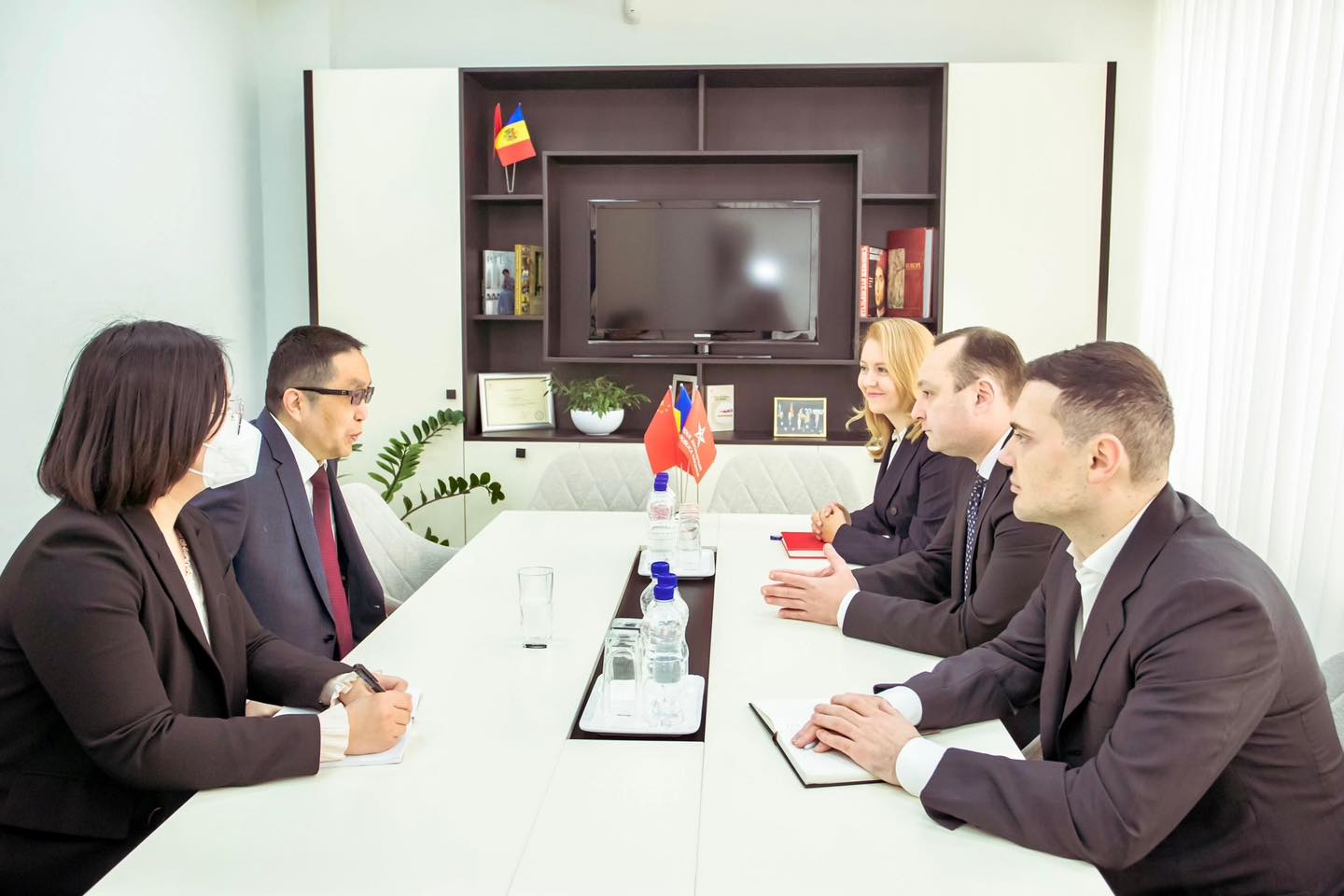 Ambasadorul Chinei, Vlad Bătrîncea și Olga Cebotari au discutat soluții pentru rezolvarea crizei economice în Republica Moldova