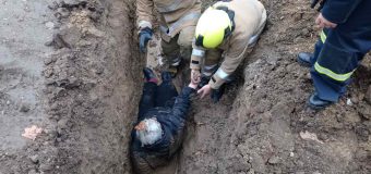 O femeie a căzut într-un șanț cu adâncimea de 2 metri. Salvatorii au intervenit