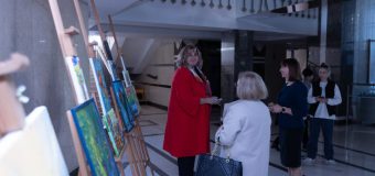 Parlamentul găzduiește o expoziție caritabilă de picturi, realizate de copii din țara noastră și refugiați din Ucraina