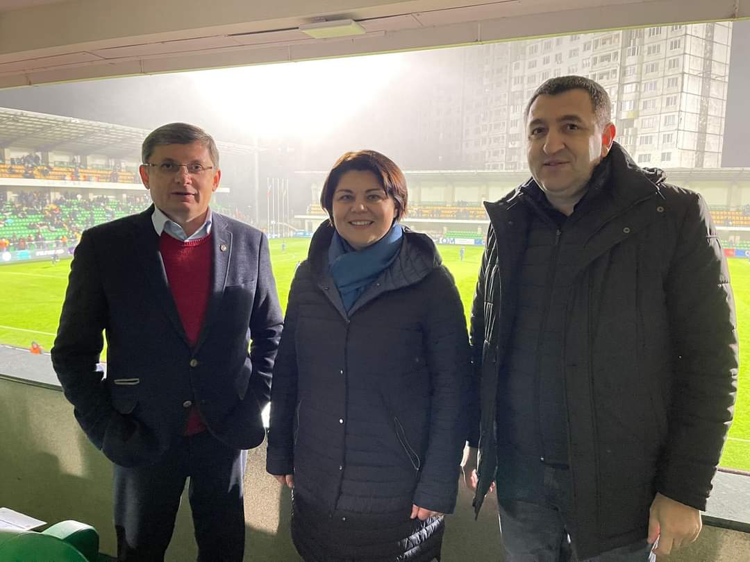 (FOTO) Premierul și Președintele Parlamentului au urmărit din tribune meciul R. Moldova-România