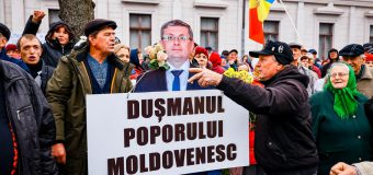 Protest în fața Parlamentului: Igor Grosu –  „Dușmanul poporului moldovenesc”