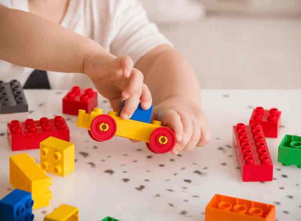 Guvernul a modificat Regulamentele cu privire la condiţiile de stabilire, modul de calcul şi de plată a indemnizaţiei paternale și a indemnizaţiilor adresate familiilor cu copii