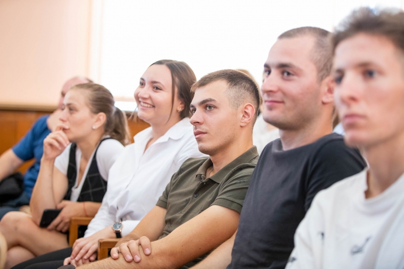 Din 2023 adulții vor beneficia gratuit de cursuri de limbă română