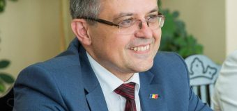 Politician: L-am găsit pe tata plângând, în timp ce se uita la ședința Parlamentului, când se discuta despre limba română