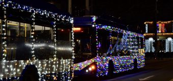 (FOTO) 10 troleibuze decorate vor circula pe străzile Capitalei de sărbători