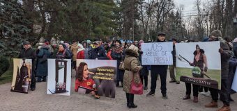 Jurnaliștii de la posturile TV închise, la Parlament: Nu închideți gura presei!
