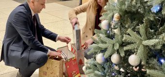 (FOTO) Cărți „Bibliotecii de sub brad” din partea ministrului Topală și fiica sa