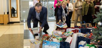 (FOTO) „Biblioteca de sub brad” a devenit mai bogată. Ministerul Educației și Cercetării a suplinit colecția
