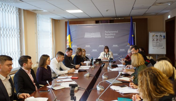 O nouă rundă de consultări asupra proiectului care va permite femeilor să muncească în timpul concediului de maternitate