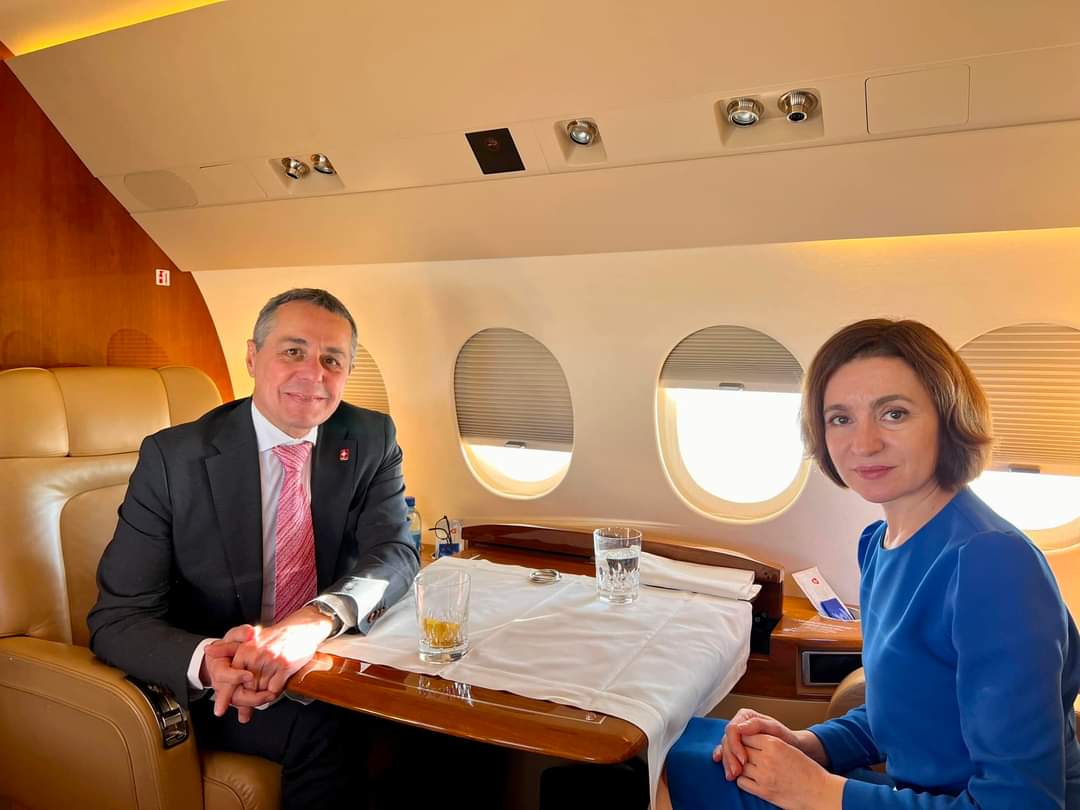Maia Sandu și Președintele Confederației Elvețiene – într-un avion în drum de la Geneva